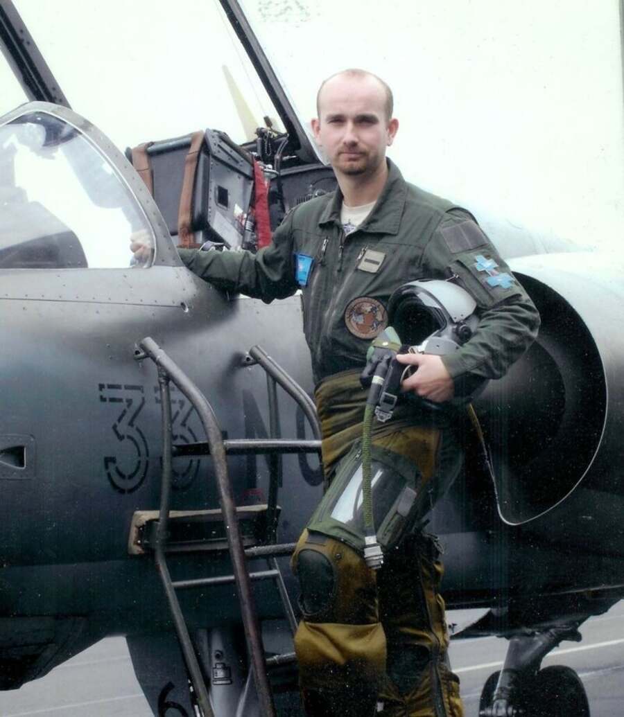 Jeune pilote au pied de son Mirage F1CR, casque sous le bras