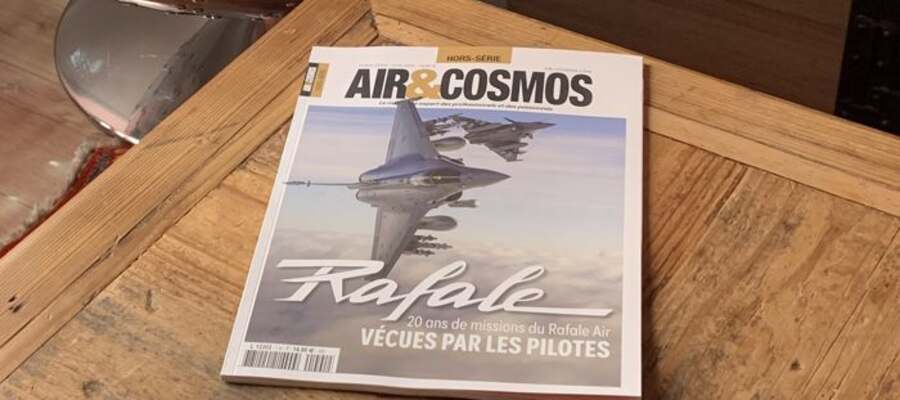 Le hors-série Air & Cosmos posé sur une table en bois
