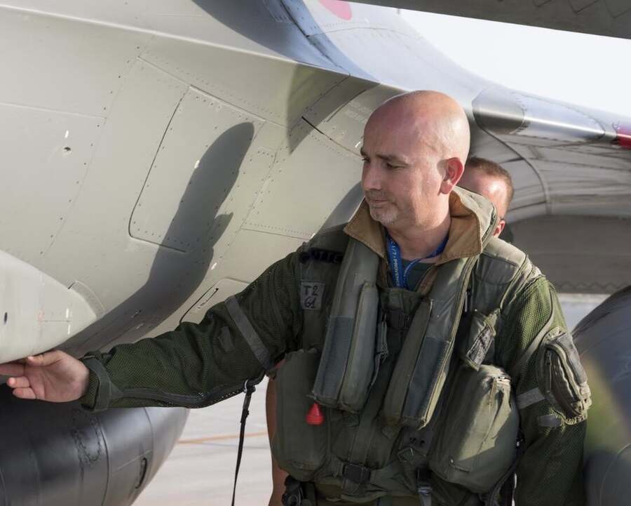 Visite prévol, la main sur l'avion