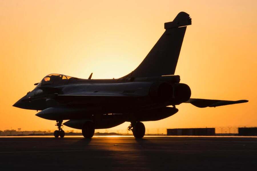 Rafale en silhouette au soleil couchant sur le tarmac
