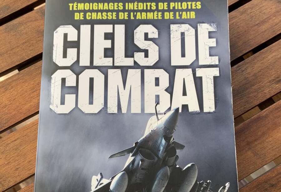 Ciels de combat, exemplaire posé sur une table en bois