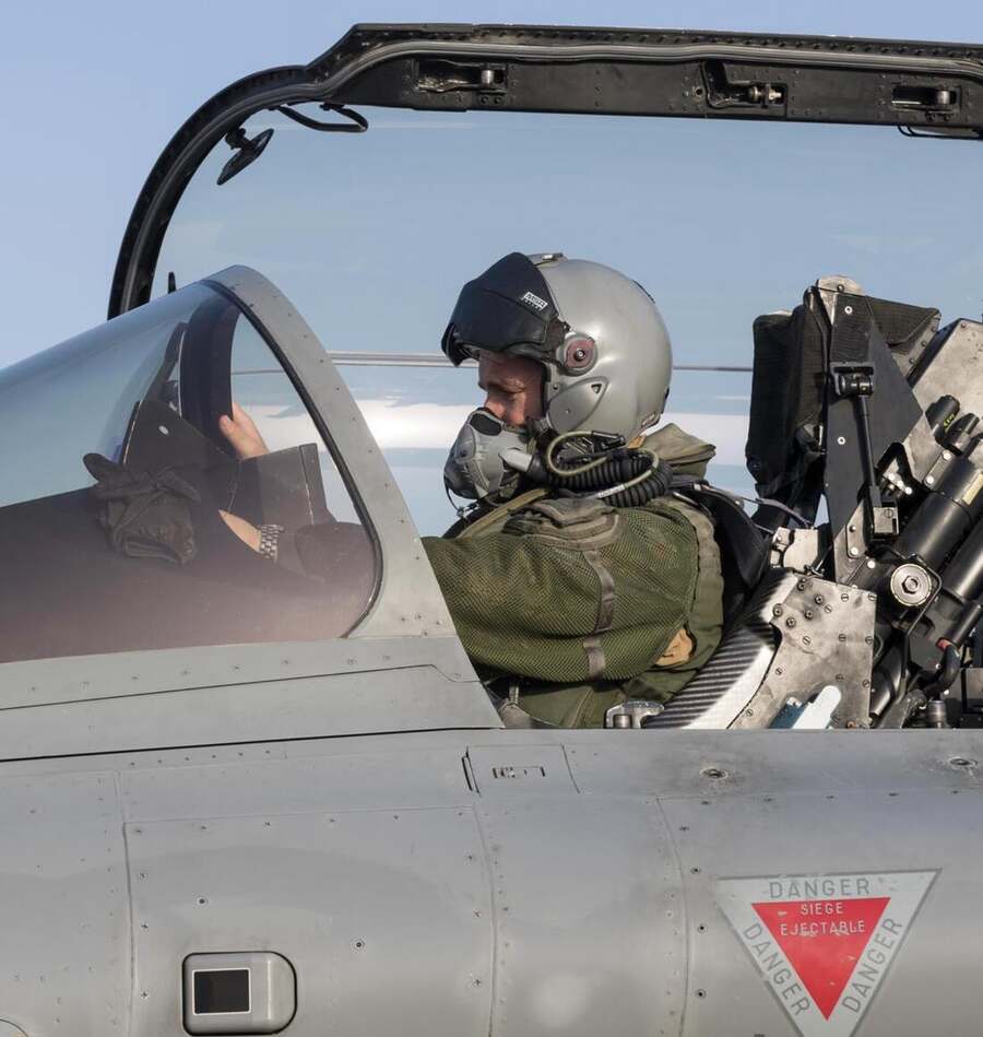 Pilote en cockpit de Rafale, masque à oxygène en place
