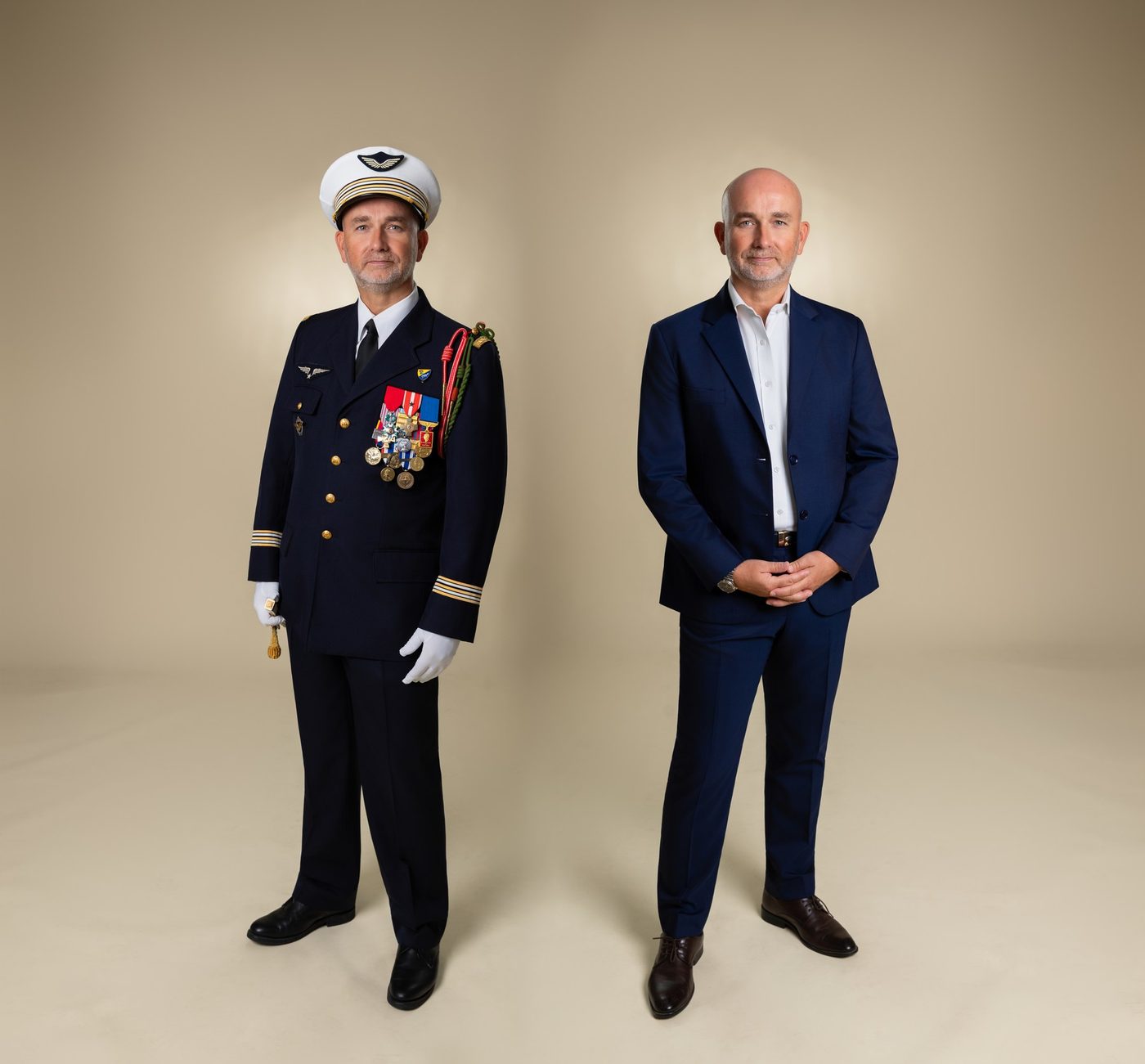 Wilfried Goutte en grand uniforme d'officier de l'armée de l'Air et en costume civil, côte à côte