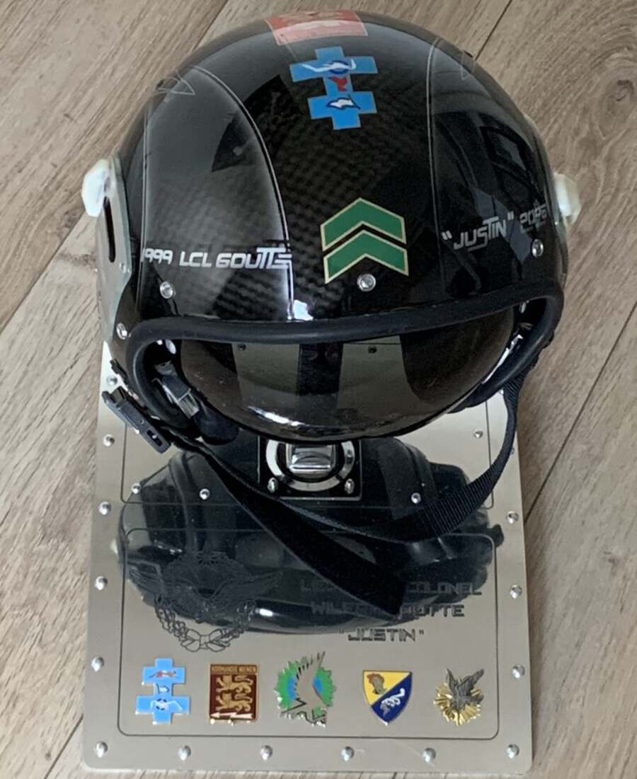 Casque de vol « Justin’ » sur son socle gravé, 1999-2026